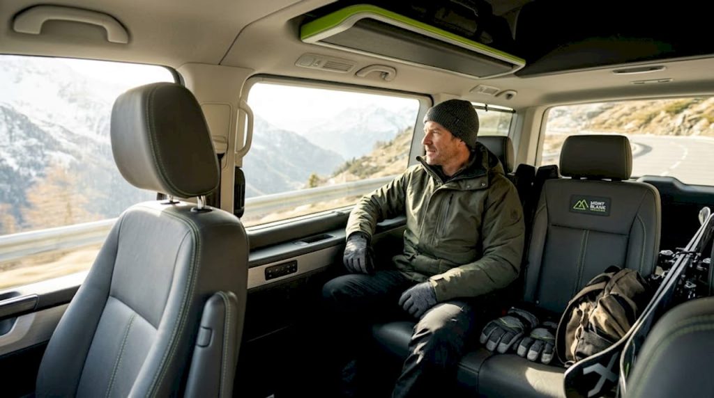 Un homme profite d’un trajet tout confort dans une navette reliant les Alpes.