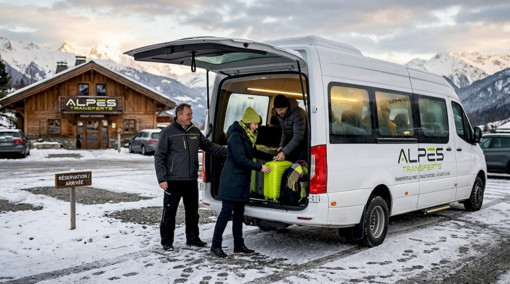 Des voyageurs déposent leurs bagages dans le coffre d’un minibus, prêts à partir depuis une station de montagne.