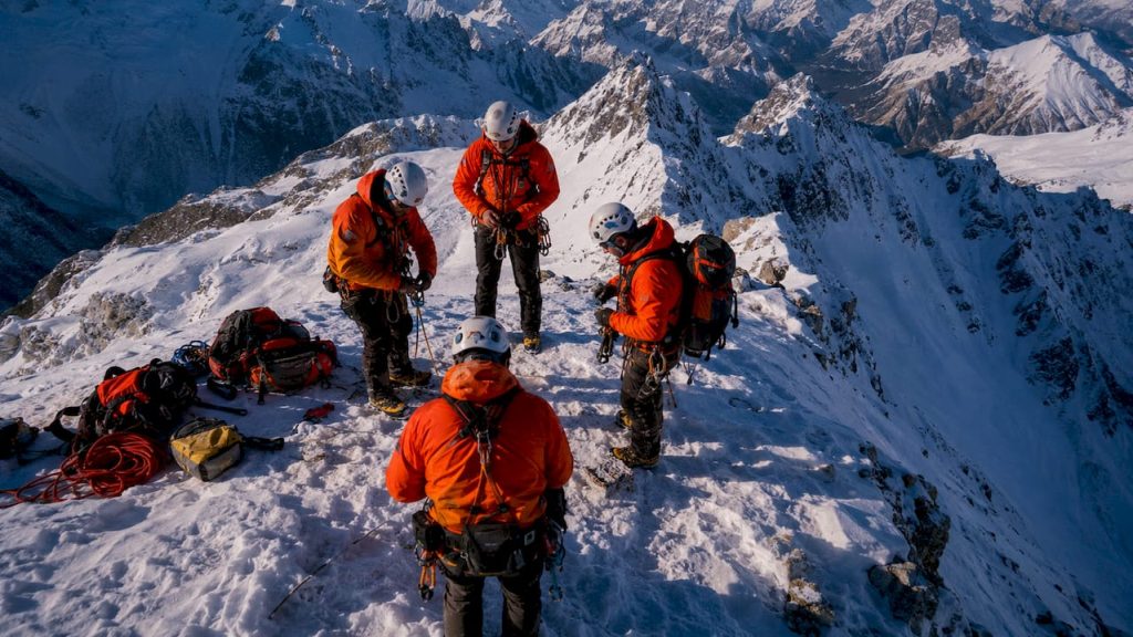 L’équipe de secours en montagne s’organise sur le terrain, prête à intervenir.