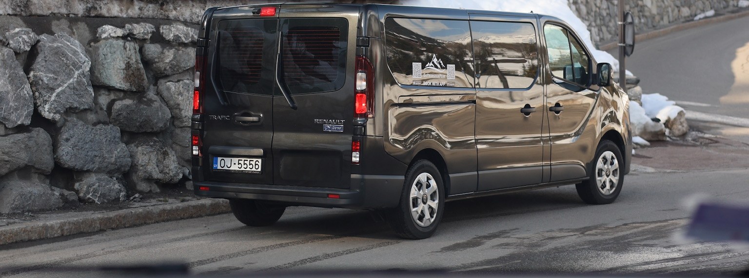 Go Transfer Peak 8-seat van in the snow at Courchevel